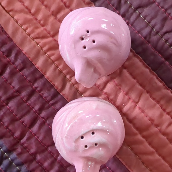 Vintage salt and pepper shakers. - Picture 4 of 9